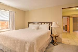 um quarto com uma cama branca e uma janela em CO Springs Apartment Less Than 6 Mi to Garden of the Gods! em Colorado Springs