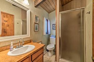 Kúpeľňa v ubytovaní Thirteenth Lake Chalet with Deck, Walk to Water!