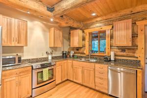 Riverfront Gold Bar Log Cabin Near Stevens Pass!廚房或簡易廚房 +22 張相片