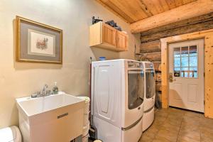 Riverfront Gold Bar Log Cabin Near Stevens Pass!廚房或簡易廚房