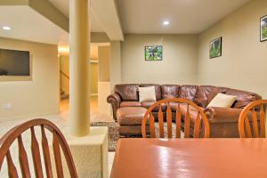 uma sala de estar com um sofá e uma mesa em CO Springs Apartment Less Than 6 Mi to Garden of the Gods! em Colorado Springs