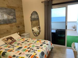 En eller flere senge i et værelse på PLAYA CHICA BEACH 1