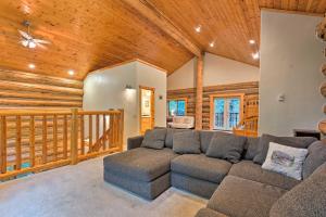 Riverfront Gold Bar Log Cabin Near Stevens Pass!休息區