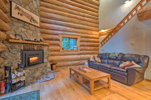 Riverfront Gold Bar Log Cabin Near Stevens Pass!休息區