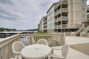 オーセージ・ビーチにあるWaterfront Condo with Community Perks in Osage Beachのバルコニー(テーブル、椅子付)