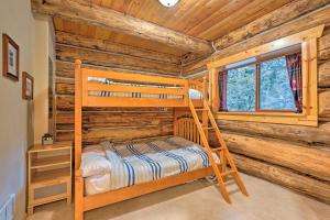 Riverfront Gold Bar Log Cabin Near Stevens Pass!房間的床