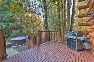 Gold Bar的住宿－Riverfront Gold Bar Log Cabin Near Stevens Pass!，相簿中的一張相片