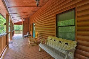 Foto da galeria de Andrews Cabin with Game Room and Covered Porch! em Andrews