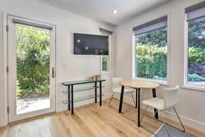 Menlo Park Studio about 2 Mi to Stanford University的厨房或小厨房