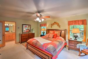Cama ou camas em um quarto em Andrews Cabin with Game Room and Covered Porch!
