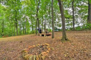 Um jardim em Andrews Cabin with Game Room and Covered Porch!