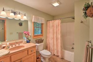 Um banheiro em Andrews Cabin with Game Room and Covered Porch!