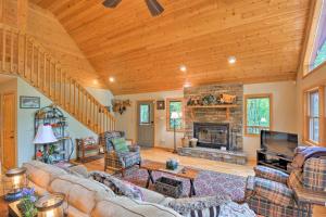 Uma área de estar em Andrews Cabin with Game Room and Covered Porch!