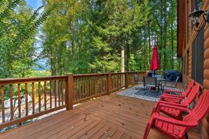 Uma varanda ou terraço em Andrews Cabin with Game Room and Covered Porch!