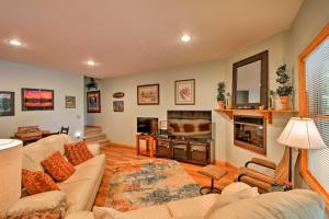 Uma área de estar em Andrews Cabin with Game Room and Covered Porch!