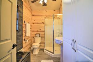 Ένα μπάνιο στο Ranch Cabin with Decks, 10 Mi to Fredericksburg