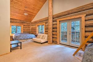 Riverfront Gold Bar Log Cabin Near Stevens Pass!休息區