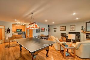 Uma área de estar em Andrews Cabin with Game Room and Covered Porch!