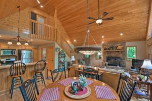 Foto da galeria de Andrews Cabin with Game Room and Covered Porch! em Andrews