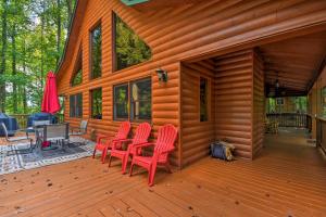 Foto da galeria de Andrews Cabin with Game Room and Covered Porch! em Andrews