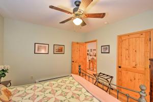 Cama ou camas em um quarto em Andrews Cabin with Game Room and Covered Porch!