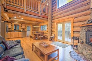 Riverfront Gold Bar Log Cabin Near Stevens Pass!休息區