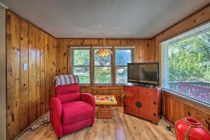 Fotografie z fotogalerie ubytování Pet-Friendly Home with Views of Lake Delavan! v destinaci Delavan