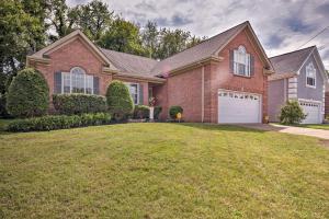 アンティオークにあるAntioch Home with Grill and Patio - 14 Mi to Nashvilleのレンガ造りの家