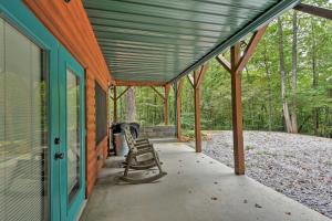 Foto da galeria de Andrews Cabin with Game Room and Covered Porch! em Andrews