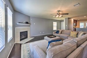 sala de estar con sofá y chimenea en Spacious Conroe Home - 6 Mi to The Woodlands!, en Conroe