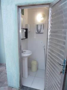 A bathroom at Vidigal Varandas Hostel