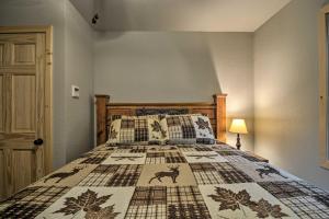 Postel nebo postele na pokoji v ubytování Petoskey Area Cabin, Walk to Crooked River!