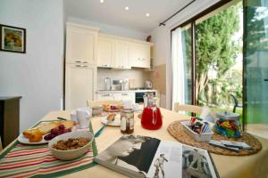 A kitchen or kitchenette at La Compagnia del Chianti
