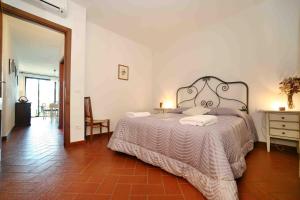 A bed or beds in a room at La Compagnia del Chianti