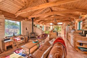 uma sala de estar com um sofá e uma mesa em Eclectic Adobe Crestone Cottage with Patio and Yard! em Crestone