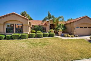 une maison avec un aménagement paysager devant elle dans l'établissement Scottsdale Family Home with Private Pool and Hot Tub!, à Phoenix
