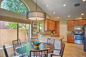 - une cuisine et une salle à manger avec une table et des chaises dans l'établissement Scottsdale Family Home with Private Pool and Hot Tub!, à Phoenix