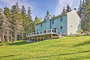 una casa blu su una collina con alberi di West Dover Home - 3 Miles to Mount Snow Resort! a West Dover