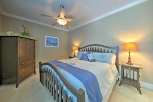 Ένα ή περισσότερα κρεβάτια σε δωμάτιο στο Manteo Waterfront Resort Home with 30-Ft Dock!