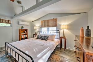 Un dormitorio con una cama y un escritorio y una ventana. en Poplar Cottage Minutes to Stone Harbor Beaches!, en Cape May Court House