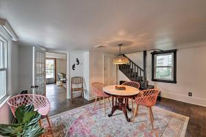 Un comedor con mesa y sillas en Poplar Cottage Minutes to Stone Harbor Beaches!, en Cape May Court House