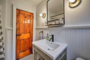 Un baño con lavabo y puerta de madera. en Poplar Cottage Minutes to Stone Harbor Beaches!, en Cape May Court House 23 fotos más