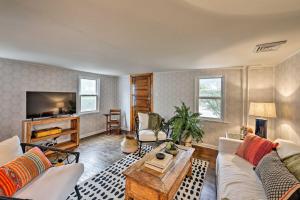 una sala de estar con un sofá y una mesa en Poplar Cottage Minutes to Stone Harbor Beaches!, en Cape May Court House