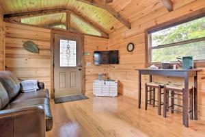 A seating area at Mill Spring Cabin Near Parker-Binns Winery!