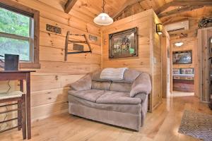 una silla reclinable de cuero en una habitación de una cabaña de madera en Mill Spring Cabin Near Parker-Binns Winery!, en Mill Spring