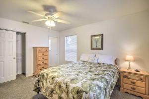 - une chambre avec un lit et un ventilateur de plafond dans l'établissement Home with BBQ about 1 Mi to Indian Rocks Beach and Golf, à Largo