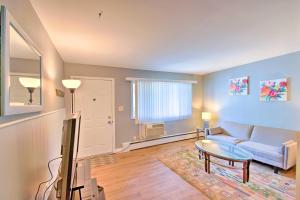 Fotografie z fotogalerie ubytování Lakefront Apartment with Patio on Lake St Clair v destinaci Chesterfield