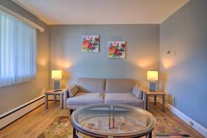 Fotografie z fotogalerie ubytování Lakefront Apartment with Patio on Lake St Clair v destinaci Chesterfield
