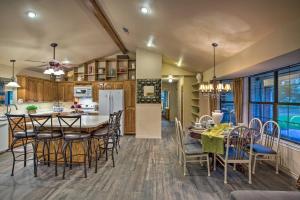 een keuken en eetkamer met een tafel en stoelen bij Cozy Family Home with Fire Pit, 4 Mi to Lake Fork in Emory