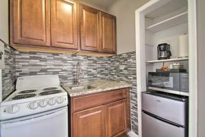 Una cocina o zona de cocina en Lakefront Apartment Situated on Lake St Clair